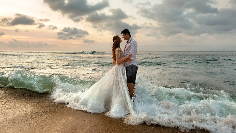wedding photo shoot at the sea